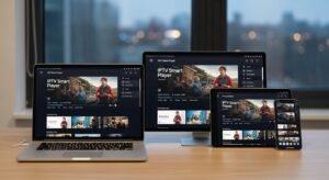 Laptop, tablet e smartphone exibindo o aplicativo IPTV Smart Player de forma sincronizada, demonstrando a compatibilidade entre dispositivos.