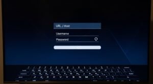 Ecrã de televisão a mostrar o processo de configuração de um app iptv com os campos de Xtream Codes.