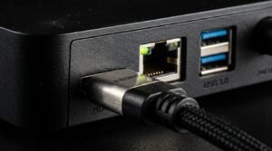 Specyfikacja techniczna i tylny panel ze złączami odtwarzacza box android iptv z portem Ethernet i HDMI.