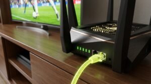 Roteador de internet rápido e cabo de rede garantindo um iptv tuga sem falhas ou buffering.